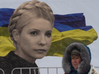 Malgré le froid et la neige, les manifestants pro-européens restent mobilisés à Kiev, ce lundi 9 décembre. AFP PHOTO/VASILY MAXIMOV