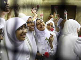 Des militantes islamistes ont été emprisonnées, accusées d'avoir bloqué le trafic routier pendant une manifestation à Alexandrie. REUTERS/Stringer