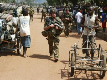 Un soldat patrouille dans une rue de Bangui. REUTERS/Herve Serefio