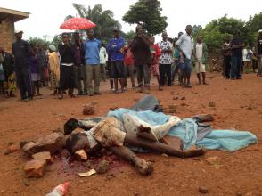 Un ex-élément de la Seleka lynché par les habitants du quartier Benz Vi à Bangui, ce lundi 9 décembre 2013. RFI