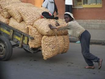 Un enfant travaille dans les rues d'Antananarive. La peste est particulièrement contagieuse chez les hommes, et notamment les enfants. Gunnar Pettersson/Getty Images/Flickr Vision