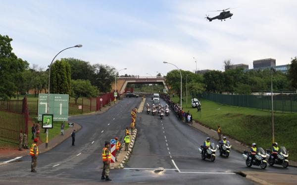 Vue générale du cortège transportant le cercueil de Nelson Mandela, dans les rues de Pretoria, le 11 décembre. REUTERS/Thomas Mukoya