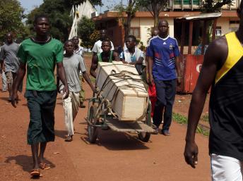 Des hommes transportent un cercueil dans une brouette dans les rues de Bangui, le lundi 9 décembre 2013. REUTERS/Emmanuel Braun