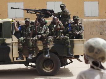 Militaires maliens en patrouille. REUTERS/Joe Penney