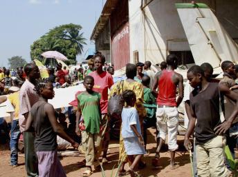 A Bangui, des milliers de déplacés ont trouvé refuge à l’aéroport M’Poko, juste à côté du camp des militaires français. REUTERS/Herve Serefio