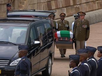 George Bizos n’a pas pu se recueillir devant la dépouille mortelle de Nelson Mandela. La faute à une organisation parfois chaotique. REUTERS/SABC