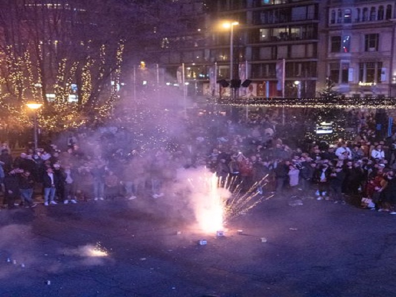 Des jeunes font exploser des bombes en pleine rue lors du Nouvel an: “Criminel et potentiellement mortel”