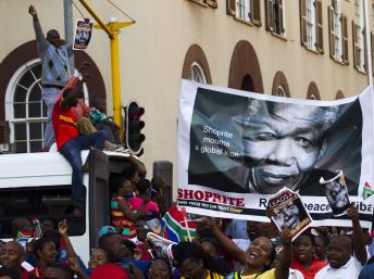 Dans le centre-ville de Pretoria, les gens attendent en dansant, en chantant, de pouvoir aller se recueillir devant le cercueil de Nelson Mandela, le 13 décembre 2013. REUTERS/Ronen Zvulun
