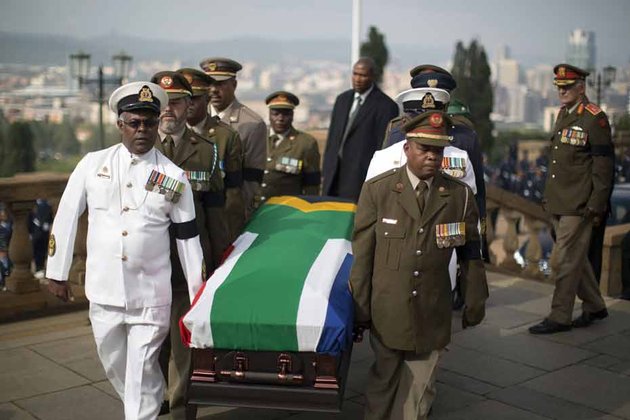 Le dernier hommage de l'ANC à Nelson Mandela : le président Jacob Zuma entre Graça Machel, la veuve de Nelson Mandela et Winnie Mandela, son ex-épouse, ce samedi 14 décembre sur la base aérienne de Waterkloof. REUTERS/Yves Herman