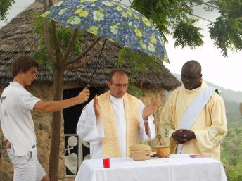 Le prêtre français Georges Vandenbeusch (c) célébrant une messe dans le nord du Cameroun, le 22 juillet 2012. AFP PHOTO / DIOCESE DE NANTERRE
