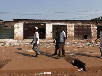 Des hommes passent devant des magasins fermés d’un quartier musulman de Bangui, Centrafrique, le 12 décembre 2013. REUTERS/Emmanuel Braun