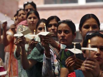 Des manifestantes se recueillent à Jammu après le viol d’une petite fille de 5 ans, le 15 avril dans un quartier de New Delhi. REUTERS/Mukesh Gupta