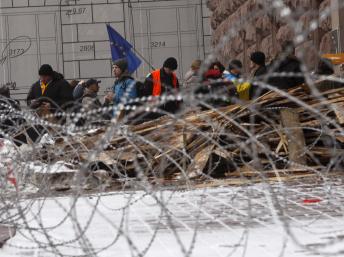 Alors que les ministres des Affaires étrangères de l'UE reçoivent Sergueï Lavrov, à Kiev les opposants au président Viktor Ianoukovitch ne désarment pas. Le parti des Régions, au pouvoir, a demandé au Premier ministre de remanier le gouvernement. REUTERS/Vasily Fedosenko