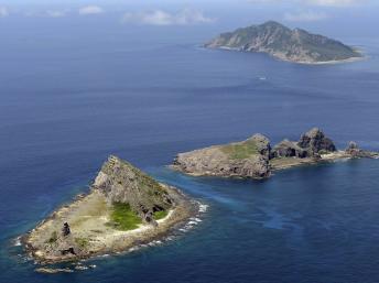 Les trois îles contestées : Uotsuri (de haut en bas), Kitakojima et Minamikojima, appelées îles Senkaku par le Japon et Diaoyu par la Chine. REUTERS/Kyodo