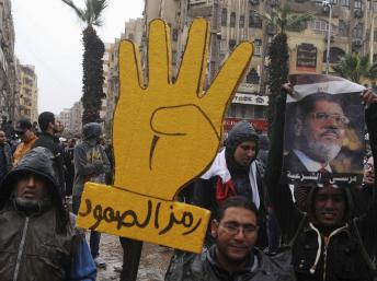 Manifestation des partisans des Frères musulmans et du président déchu Mohamed Morsi au Caire, le 13 décembre 2013. Reuters