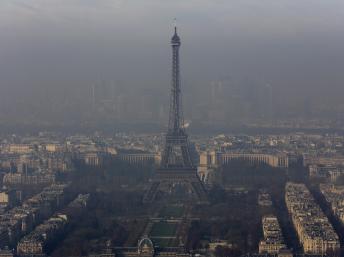 La Tour Eiffel embrumée de particules fines, le 12 décembre 2013. REUTERS/Philippe Wojazer