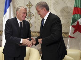 Le Premier ministre français Jean-Marc Ayrault et son homologue algérien Abdelmalek Sellal à Alger, le 15 décembre 2013. REUTERS/Stringer