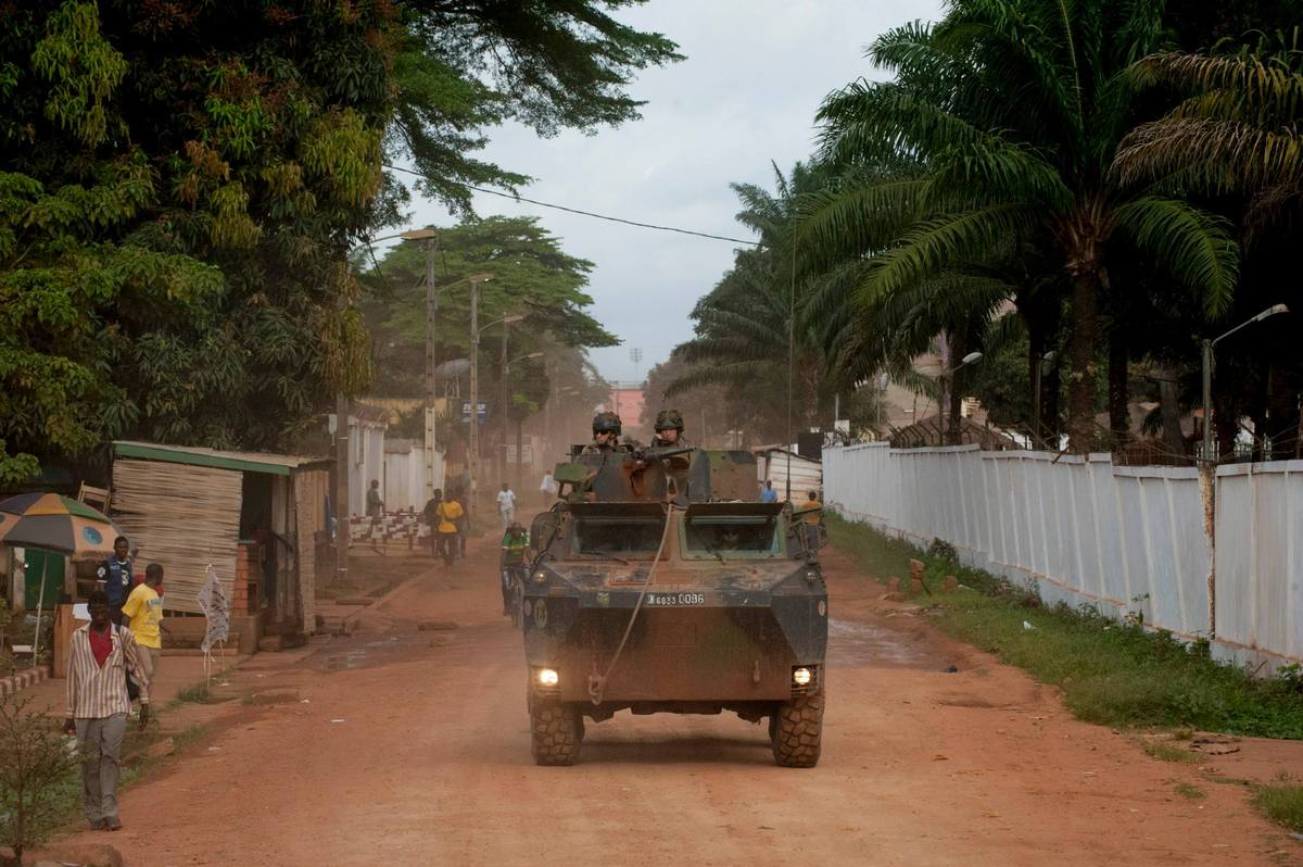 Des soldats français dans le quartier de Boy-Rabe, à Bangui, le 17 décembre 2013. REUTERS/Alain Amontch