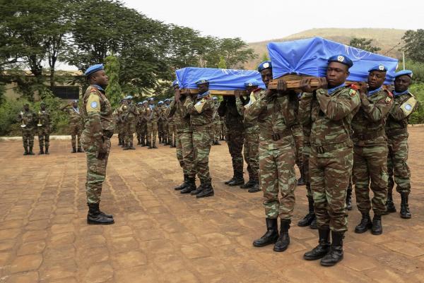 Cérémonie en hommage aux soldats sénégalais tombés au Mali, le 18 décembre. REUTERS/Adama Diarra