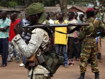 Un soldat tchadien dans une rue de Bangui, le 9 décembre 2013. REUTERS/Emmanuel Braun