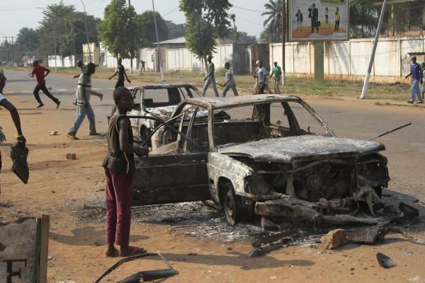 Des enfants jouent autour d'une voiture incendiée, le 20 décembre à Bangui. REUTERS/Alain Amontchi