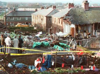Des personnes observent les dégâts causés par l'explosion du Boeing 747 de la Pan Am au-dessus de Lockerbie, le 22 décembre 1988. AFP/ROY LETKEY