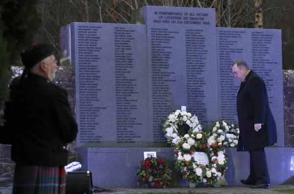 Le Premier ministre écossais Alex Salmond se recueille devant le mémorial dédié aux victimes de Lockerbie, au cimetière de Dryfesdale, le 21 décembre 2013. REUTERS/Russell Cheyne