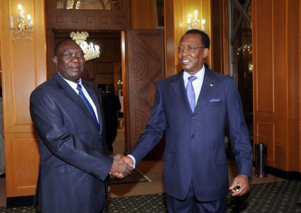 Le président tchadien Idriss Déby Itno (d.) et le président de la transition centrafricaine Michel Djotodia, le 14 mai 2013 à Ndjamena. Pour Gervais Lakosso, c'est sur le plan diplomatique que tout doit se jouer. AFP PHOTO / STR