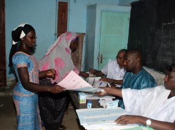 Dans un bureau de vote du quartier populaire de Sebkha à Nouakchott, lors du premier tour des élections mauritaniennes. AFP PHOTO / Mohamed Ould Elhadj