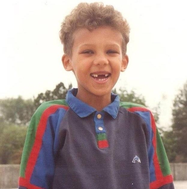 Reconnaissez- vous ce petit garçon trop mignon?