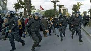 Tunisie: une dizaine de journalistes, dont un correspondant de RFI, violentés par la police
