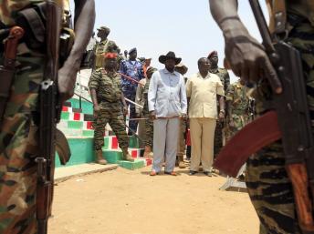 Salav a Kiir (g.), le président du Soudan du Sud, aux côtés de Riek Machar (d.), ancien vice-président désormais dissident, en avril 2010 à Bentiu. REUTERS/Goran Tomasevic/Files