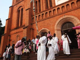 Des membres de la communauté catholique centrafricaine, devant la cathédrale de Bangui, après une messe de Noël célébrée ce mardi 24 décembre. REUTERS/Andreea Campeanu