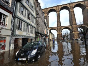 La ville de Morlaix, sous les eaux, est l'une des principales victimes de la tempête Dirk. AFP PHOTO / FRANK PERRY