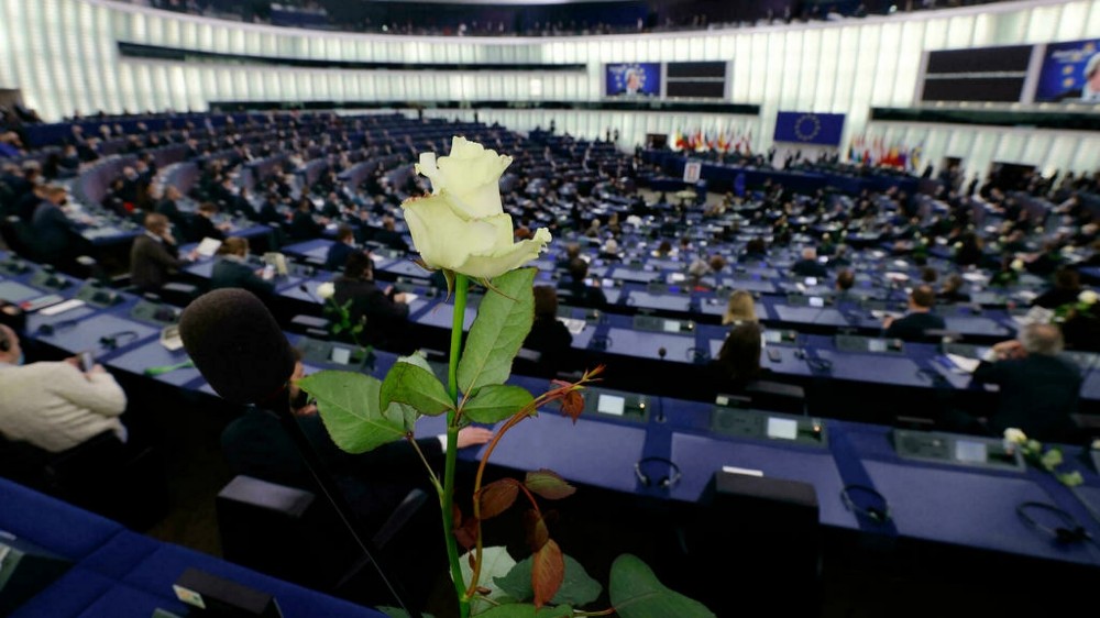 Le Parlement européen rend hommage à son président défunt et élit son successeur