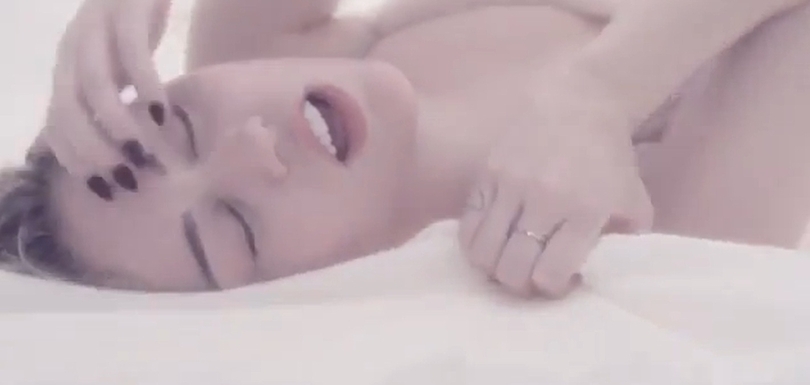 Miley Cyrus toujours plus provocante dans son dernier clip "ADORE You"