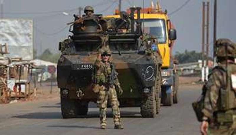 Un blindé de l'armée française patrouille à Bangui, le 25 décembre