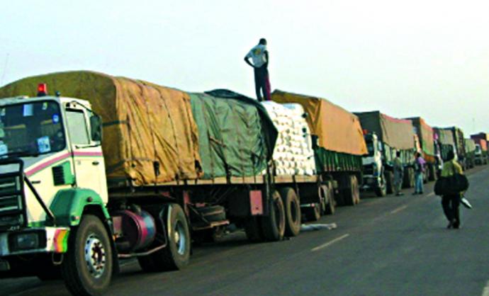 Moussala : des camionneurs sénégalais bloqués à la frontière malienne en colère et interpellent les autorités