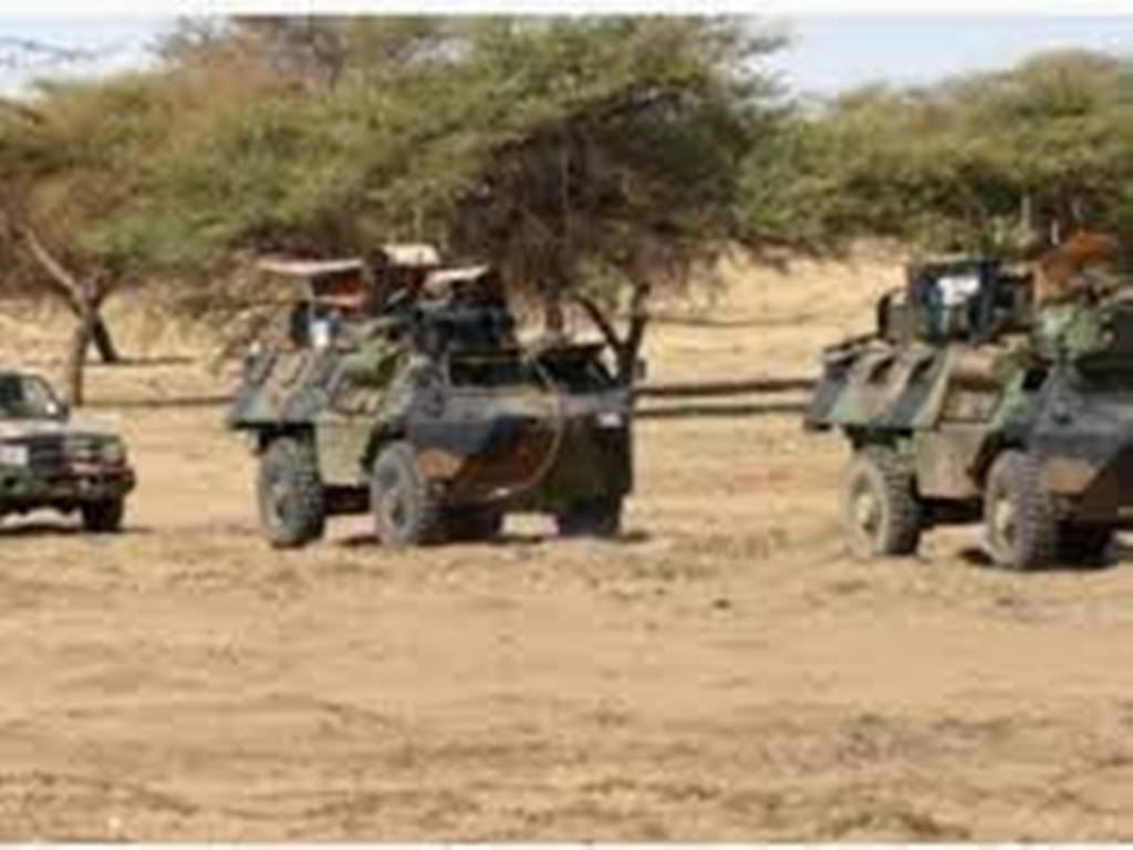 Mali: la France mise au défi par la junte