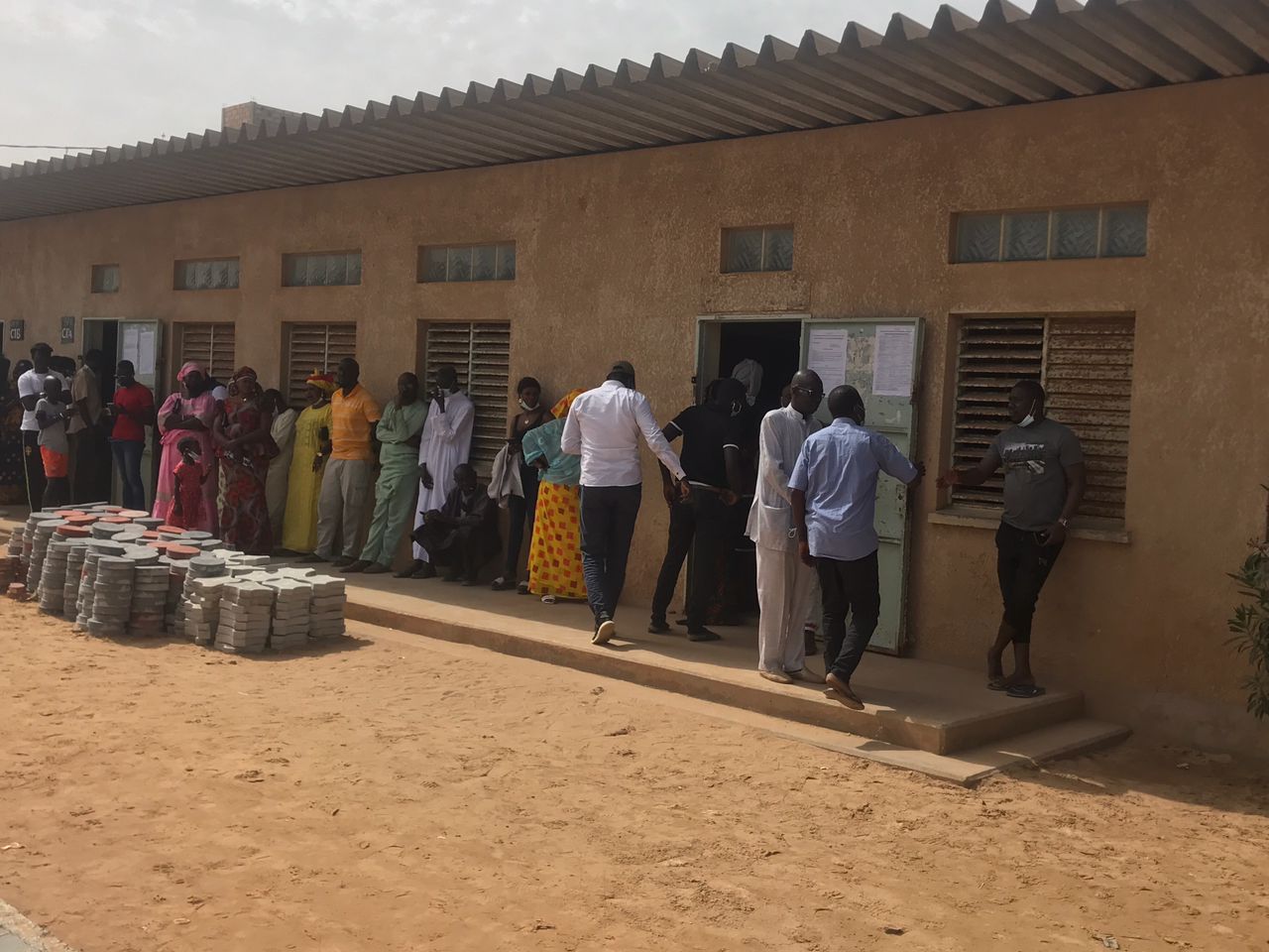 Elections locales : à la mi-journée, le scrutin se déroule dans un "environnement pacifique" 