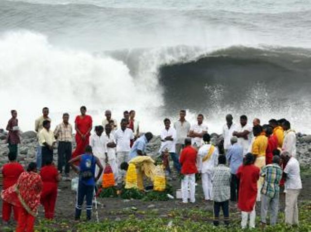 Cérémonie d'offrandes hindoue près de Saint-Denis-de-la-Réunion, mercredi 1er janvier 2014. AFP PHOTO RICHARD BOUHET