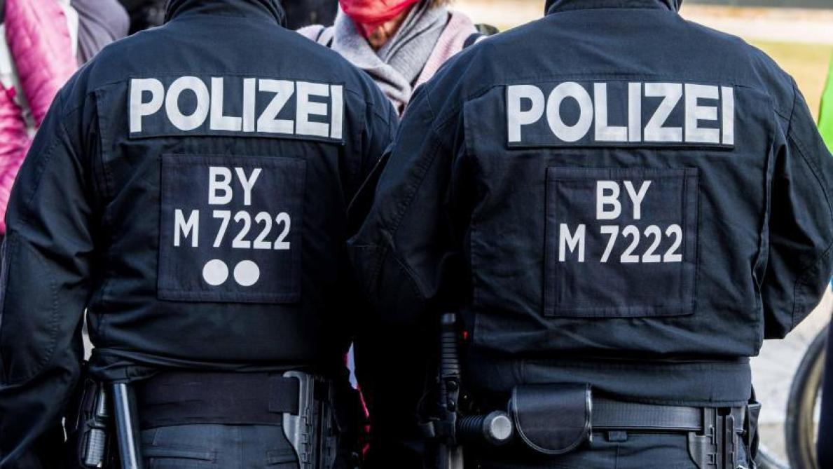 Allemagne: deux policiers abattus, opération de recherche des suspects