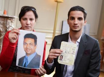 Des proches de Mohamed Saleh Alhoumekani (sa femme et son fils, Moncef) montrent son portrait et son passeport belge aux médias, le 2 septembre 2013. AFP PHOTO / BELGA / LAURIE DIEFFEMBACQ