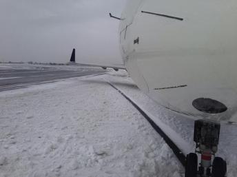 Pistes enneigées et partiellement bloquées à l'aéroport JFK de New York le 5 janvier 2014. Reuters/NBC