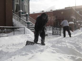 Une épaisse couche de neige recouvre Detroit (Michigan) le 6 janvier 2014. REUTERS/Rebecca Cook