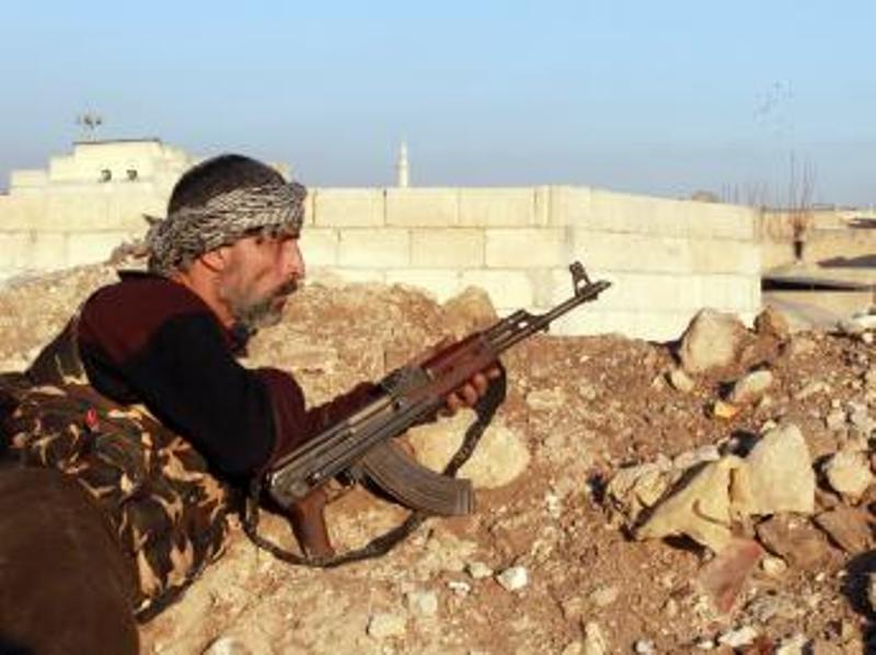 Un combattant rebelle en faction à Alep durant les affrontements avec l'Etat islamique en Irak et au Levant, le 7 janvier 2014. AFP PHOTO / MOHAMMED WESAM / ALEPPO MEDIA CENTRE