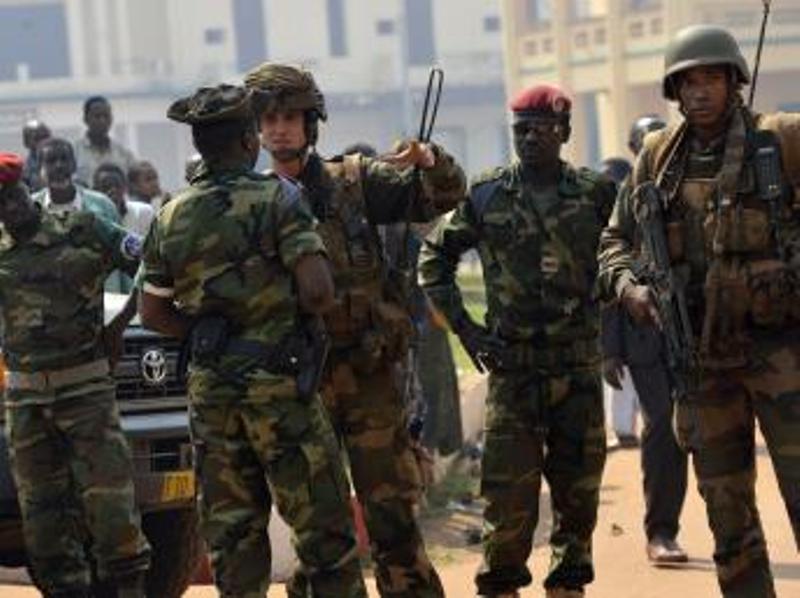 Patrouille conjointe de soldats français de l'opération Sangaris et de troupes tchadiennes de la Misca, à Bangui, le 4 janvier 2014. AFP / MIGUEL MEDINA
