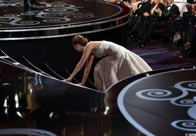 Jennifer Lawrence, les dessous de sa chute aux Oscars