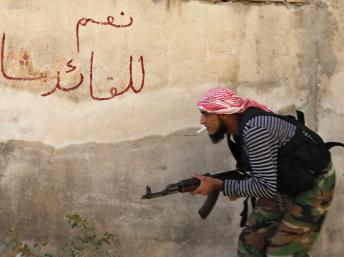Un combattant de l’Armée syrienne libre, à Alep. Sur le mur, on peut lire «oui au leader Bachar». REUTERS/Hamid Khatib