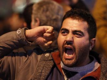Un militant, lors d'une manifestation contre la corruption organisée par des organisations de gauche, à Istanbul, mercredi 25 décembre. REUTERS/Osman Orsal